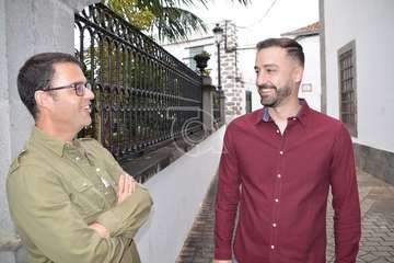 El periodista teldense Gaumet Florido leyó este jueves en el Pleno municipal el Manifiesto Institucional por el Día Internacional de las Mujeres (Foto TA y Francisco J. Santana)